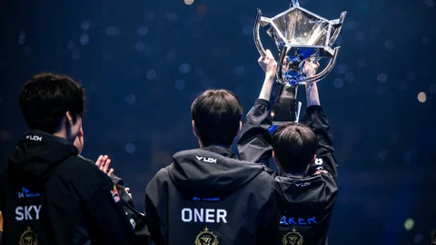 T1 worlds 2023 faker and trophy
